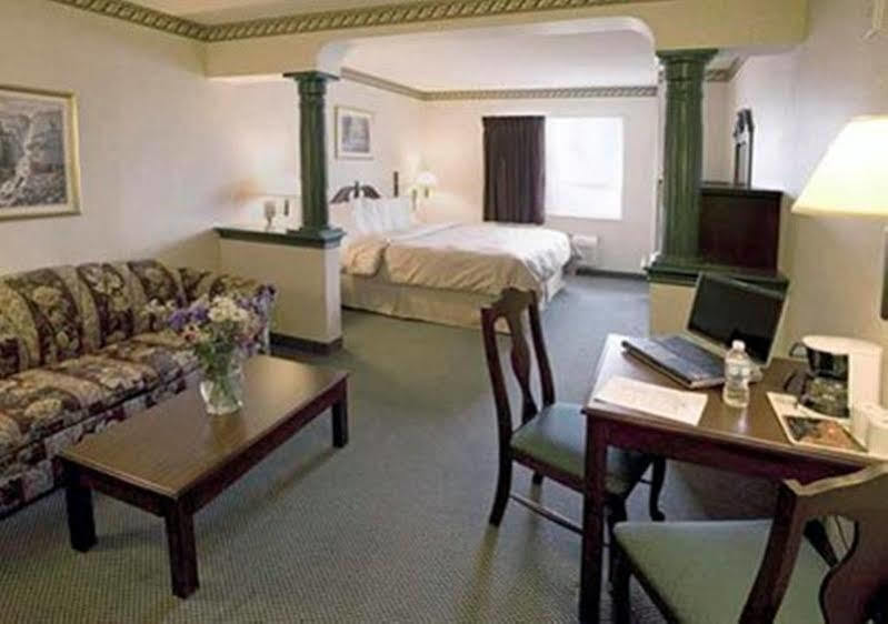 Comfort Suites Downtown Windsor Buitenkant foto