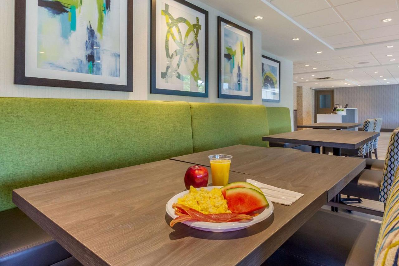 Comfort Suites Downtown Windsor Buitenkant foto