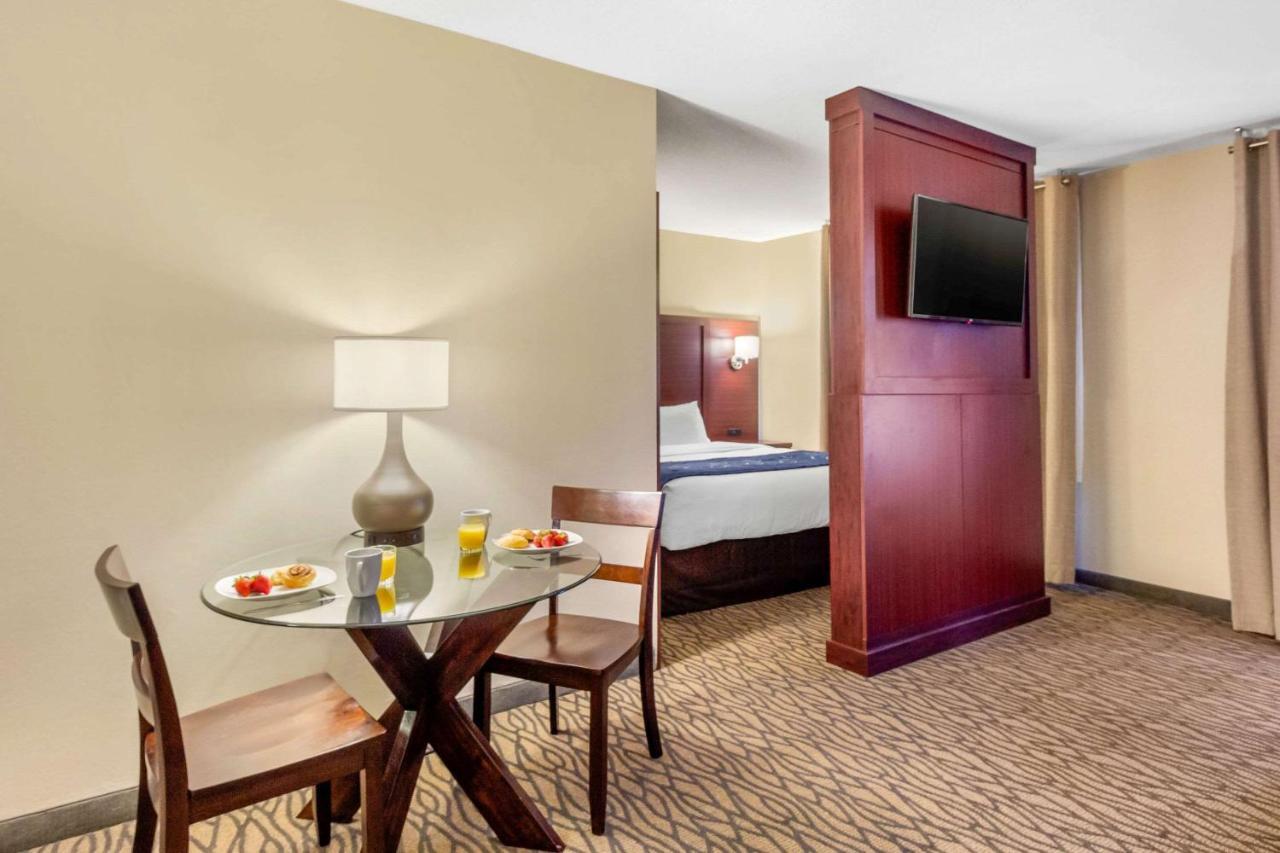 Comfort Suites Downtown Windsor Buitenkant foto