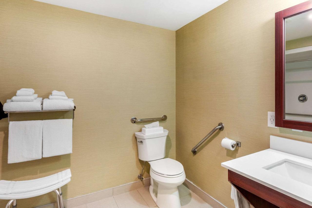 Comfort Suites Downtown Windsor Buitenkant foto