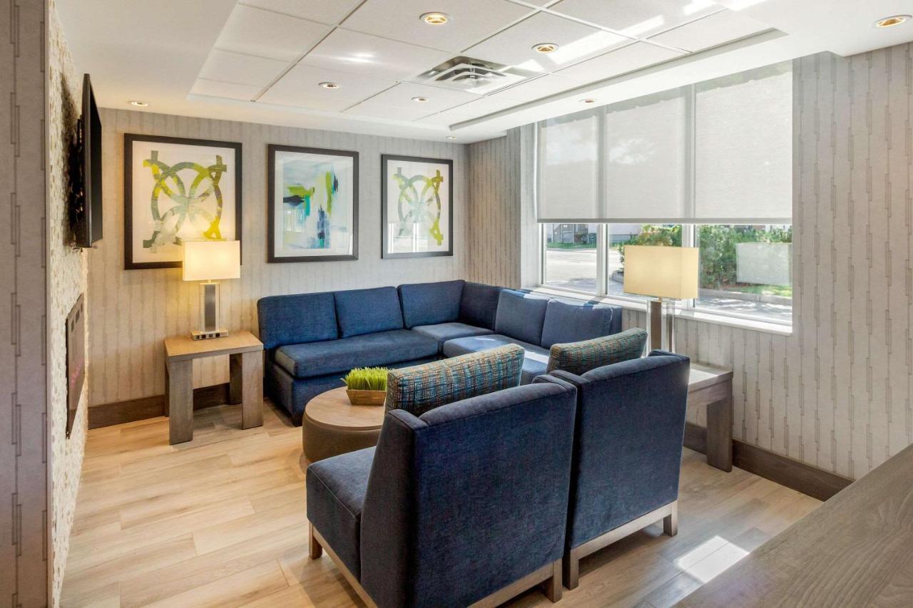 Comfort Suites Downtown Windsor Buitenkant foto