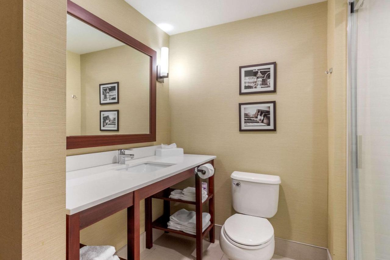 Comfort Suites Downtown Windsor Buitenkant foto