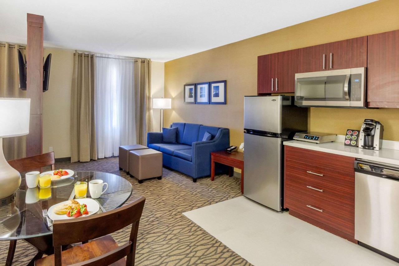 Comfort Suites Downtown Windsor Buitenkant foto