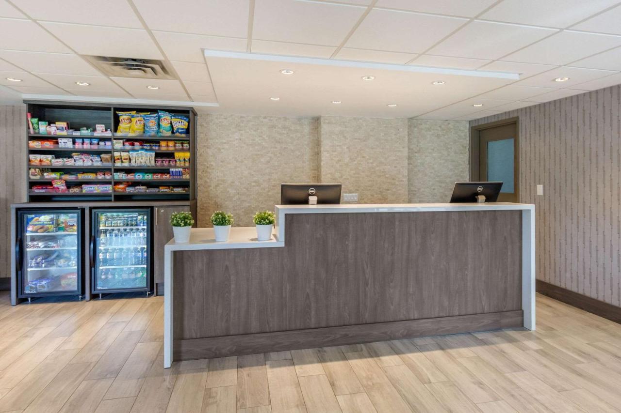 Comfort Suites Downtown Windsor Buitenkant foto