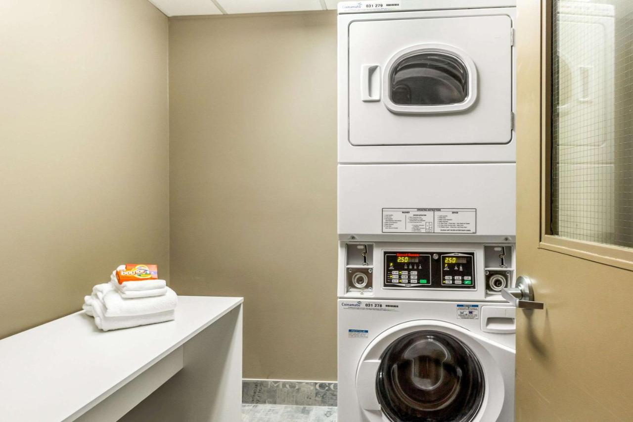 Comfort Suites Downtown Windsor Buitenkant foto