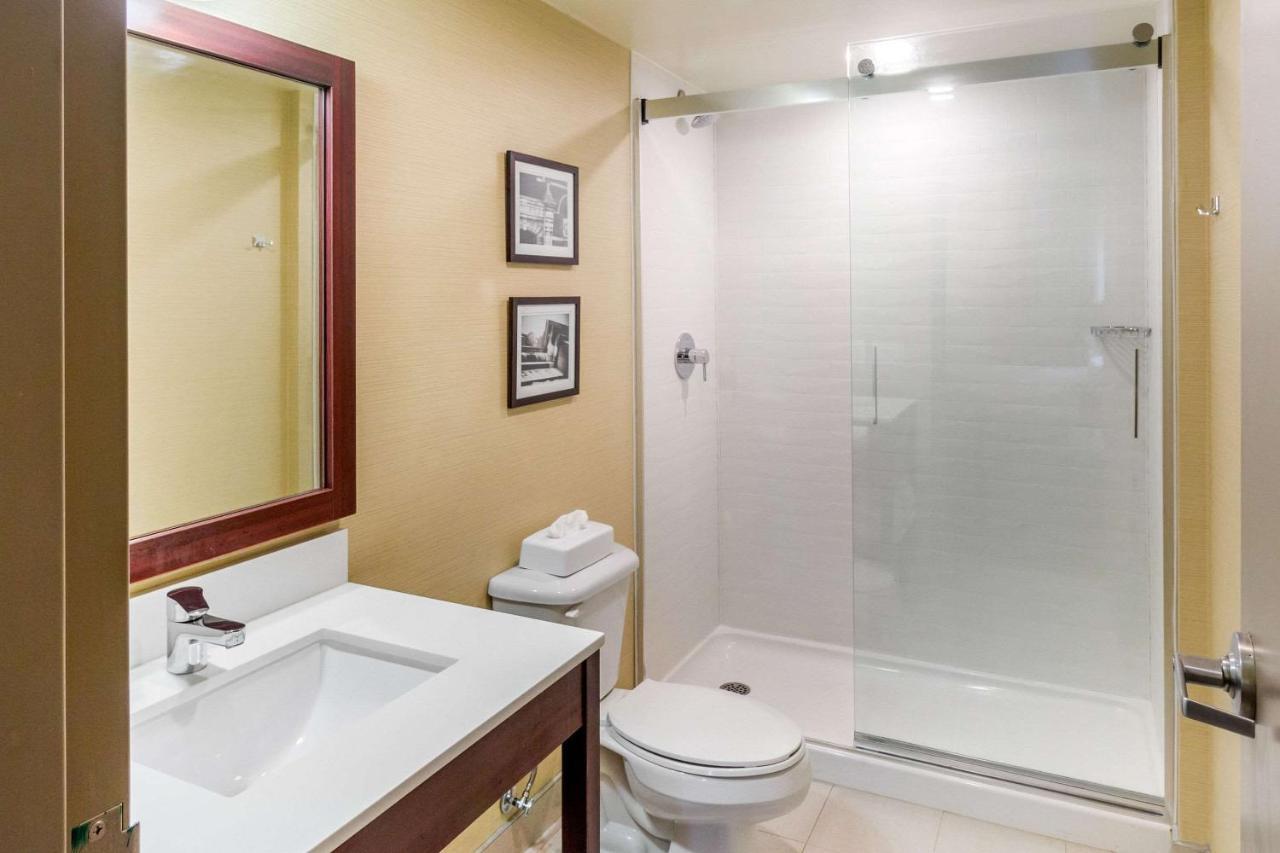 Comfort Suites Downtown Windsor Buitenkant foto